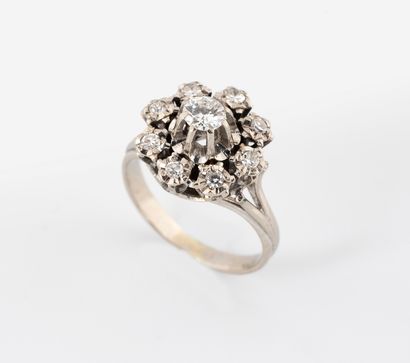 null Daisy ring in 750°/°° white gold set with diamonds.
TDD 48
Gross weight: 3.8...