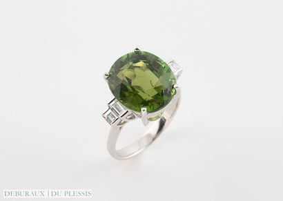 null Ring in 750 °/°° white gold set with a peridot weighing approx. 7.50 cts. with...