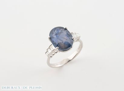 null 750 °/°° white gold ring set with a 6.15 cts color-change sapphire without mod....