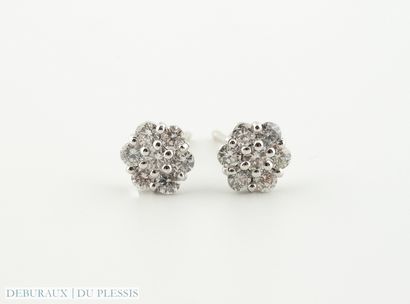 null Pair of 750°/°° white gold fleurette earrings set with diamonds.
Gross weight:...