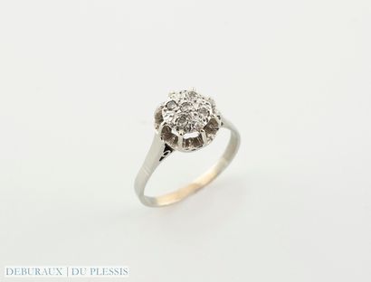 null Solitaire ring in 750 °/°° white gold set with round pavé diamonds.
TDD 53
Gross...