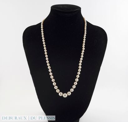 null A necklace of tumbling cultured pearls, clasp with safety chain in white gold...