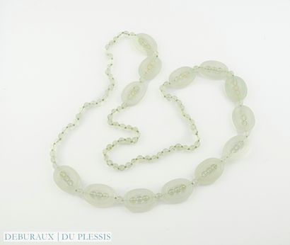 null Necklace of pearls and nephrite olivettes.
Gross weight: 100 g.