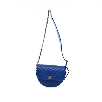 null CHANEL 
Quilted blue leather shoulder bag.
L. 19 cm.