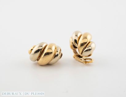 null VAN CLEEF ARPELS
Pair of ear clips with gadroons in two-tone 750 °/°° gold.
Signed...