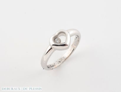 null CHOPARD
Happy Diamond heart ring in 750°/°° white gold set with a mobile diamond.
Signed...