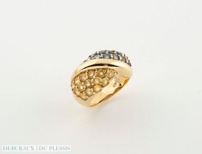 null Wedding band ring in 750°/°° gold set with pavé-cut blue and yellow sapphires.
TDD...
