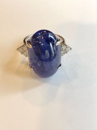 null Ring in white gold 750°/°° set with a tanzanite cabochon, approx. 20 cts., set...