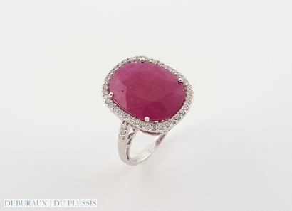 null 750 °/°° white gold ring set with a ruby weighing approx. 9 cts. in a diamond...