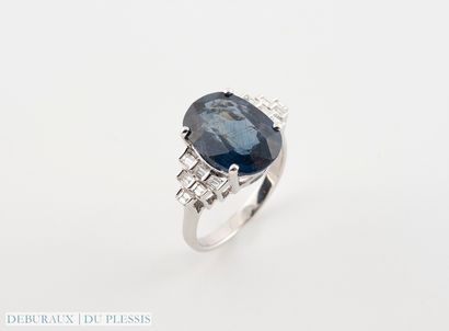 null Ring in 750 °/°° white gold set with a 6.44 cts oval sapphire without mod. Thermique...