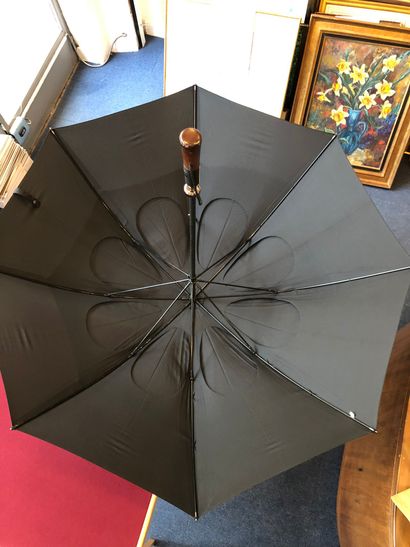 null JEAN-PAUL GAULTIER
Black golf umbrella.
H. 99 cm.