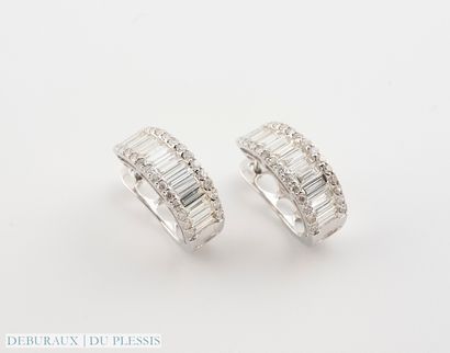 null Pair of 750 °/°° white gold hoop earrings set with a drop of baguette-cut diamonds...