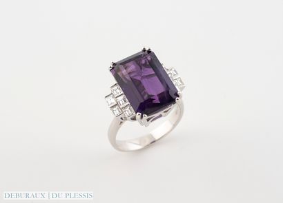 null 750 °/°° white gold ring set with a rectangular amethyst weighing approx. 7...