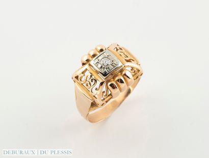 null Openwork signet ring in 750°/°° gold set with a diamond.
Circa 1950
TDD 53
Gross...