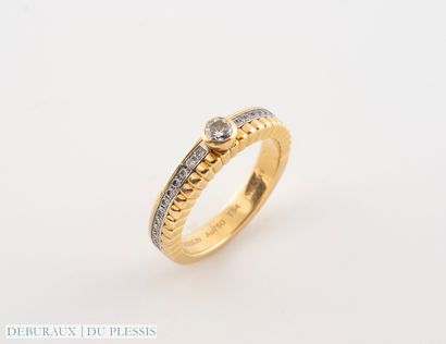 null BOUCHERON
Solitaire ring with four radiants in 750°/°° gold.
Signed and numbered
TDD...