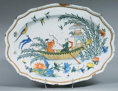 SINCENY Grand plat ovale à décor contourné décor de deux chinois dans une barque...