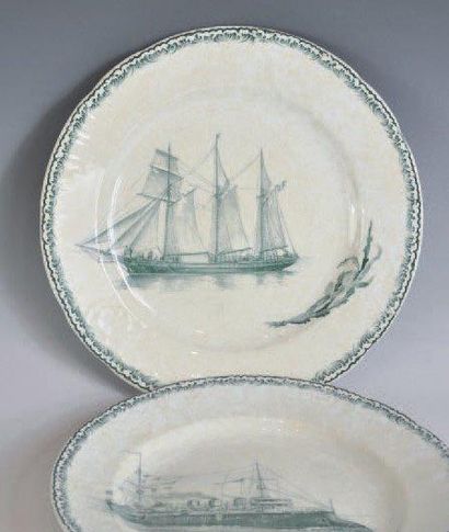 H.BOULENGER à Choisy-le-Roi Deux assiettes en porcelaine à décor de bateaux.