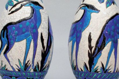 CHARLES CATTEAU (1880-1966) pour BOCH à KERAMIS Paire de vases piriformes en faïence...