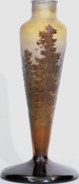 Émile GALLÉ (1846-1904) Vase balustre sur piedouche à col resserré à décor de conifères....