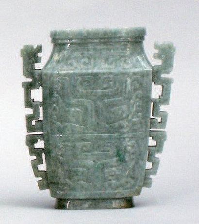 null Vase de forme aplatie en jadéite, à décor archaïsant de masques de Taotie sur...
