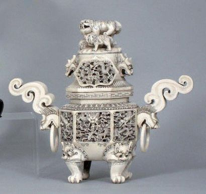 null Vase octogonal en ivoire, sur quatre pieds, à décor de dragons, sculpté en relief...
