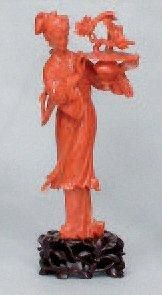 null Sujet en corail orange représentant une jeune femme en corail soulevant un vase...
