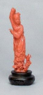null Sujet en corail orange, représentant une danseuse, le bras droit levé, tenant...