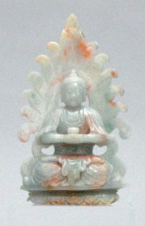 null Sujet en jadéite représentant le Bouddha assis en méditation sur un lotus, tenant...