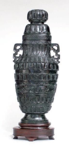 null Vase couvert en amphibole verte foncée, à décor archaïsant organisé en registres...