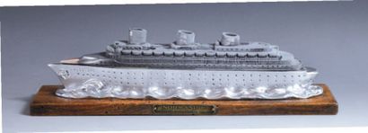 null Plumier en métal chromé représentant la maquette du paquebot Normandie sur les...