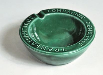 null Cendrier rond en faïence émaillée vert. Inscription « Compagnie Générale Transatlantique...