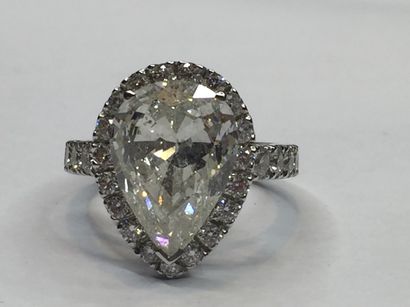 null Bague en or gris 750°/°° sertie d'un diamant taillé en poire de 5,09 cts, certificat...