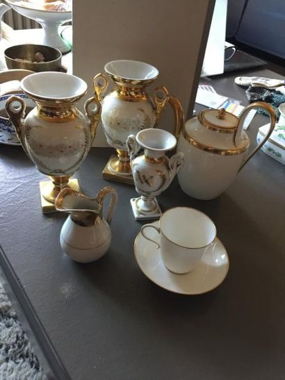 null Lot en porcelaine de Paris blanc et or : Tasse et sous tasse, verseuse, trois...