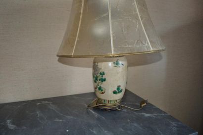 null Pied de lampe en céramique craquelée à décor polychrome de fleurs et d'oise...