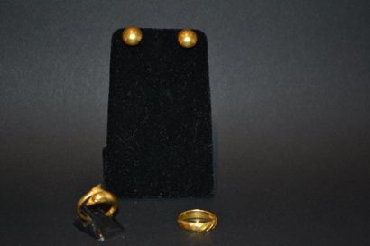 null Lot de bijoux en or comprenant une paire de boucle d'oreille, une bague et une...