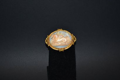 null Broche en or ciselé à motif d'agraphe, 750°/°°, ornée d'un camée sur coquillage,...