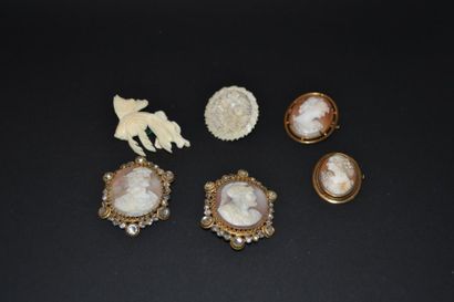 null Lot de bijoux fantaisie comprenant 6 broches ornées de camée sur coquillage,...