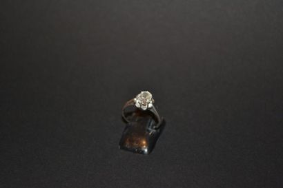 null Bague solitaire en or gris 750°/°° sertie d'un diamant TA coussin de 0,6 ct...