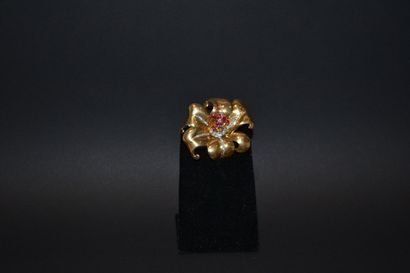 null Clip fleur en or 750°/°°serti de rubis réhaussé de diamants, circa 1940

Pb:...