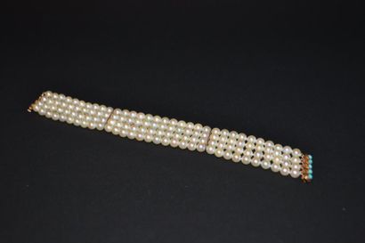 null Bracelet quatre rangs de perles de culture, monture en or 750 °/°°, fermoir...