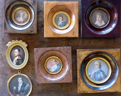 null Ensemble de sept miniatures : Napoléon, Louis XV, Femme de qualité et divers...