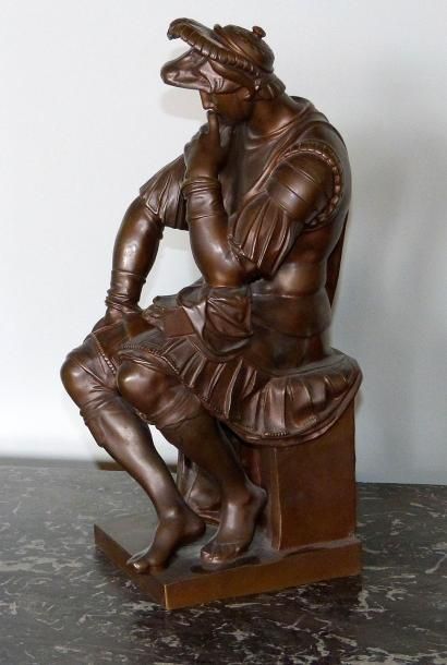null "Romain casqué

Sculpture en bronze à patine brune. Signé sur la terrasse F....