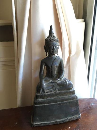 null Statuette de bouddha en bronze, assis, les mains en bhumisparsa mudra (geste...