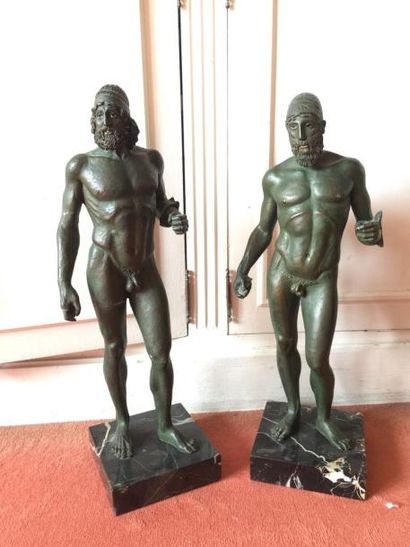 null Deux statuettes en plâtre figurant des grecs à l'antique. Accidents et manq...