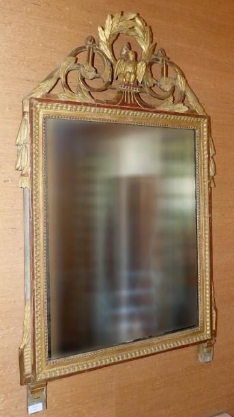 null Miroir à fronton de forme rectangulaire en bois doré, à décor ajouré d'un aigle,...