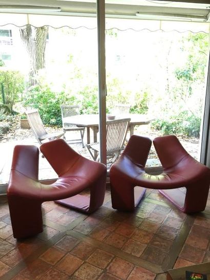 null STEINER. Paire de fauteuils en cuir rouge, modèle "ZEN" (modèle crée par Kwok...