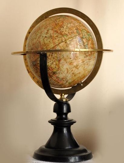 null Globe terrestre en bois et papier, équateur et cercle méridien divisés sur laiton....