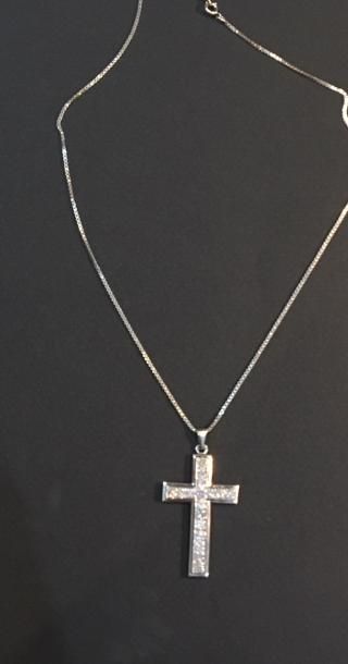 null Chaîne et son pendentif croix en or gris 750°/°° serti de 2 Cts environ de diamants...