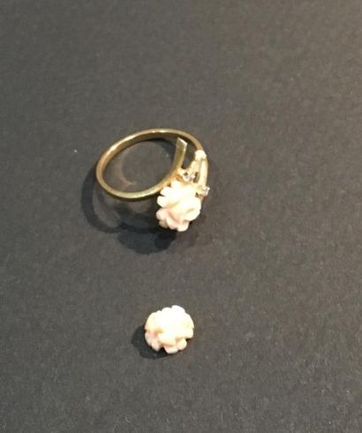 null Petite bague croisée en or jaune ornée de deux fleurs en corail (une détachée)....