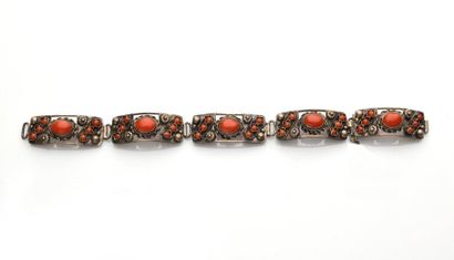null Bracelet articulé en argent (950 millièmes) serti de cabochons de pierres décoratives....
